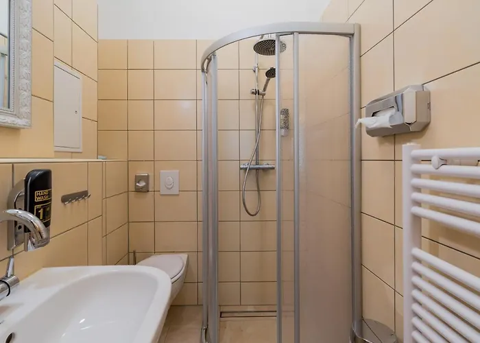 Arbio I Parlamento Near Schonhauser Allee Konukevi